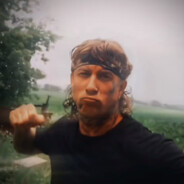 Человек прячется в кустах. Злодей бо синн выглядывает из кустов. Злодей бо синн выглядывает из кустов. Килгрейв марвел. Злодей бо синн выглядывает из кустов.